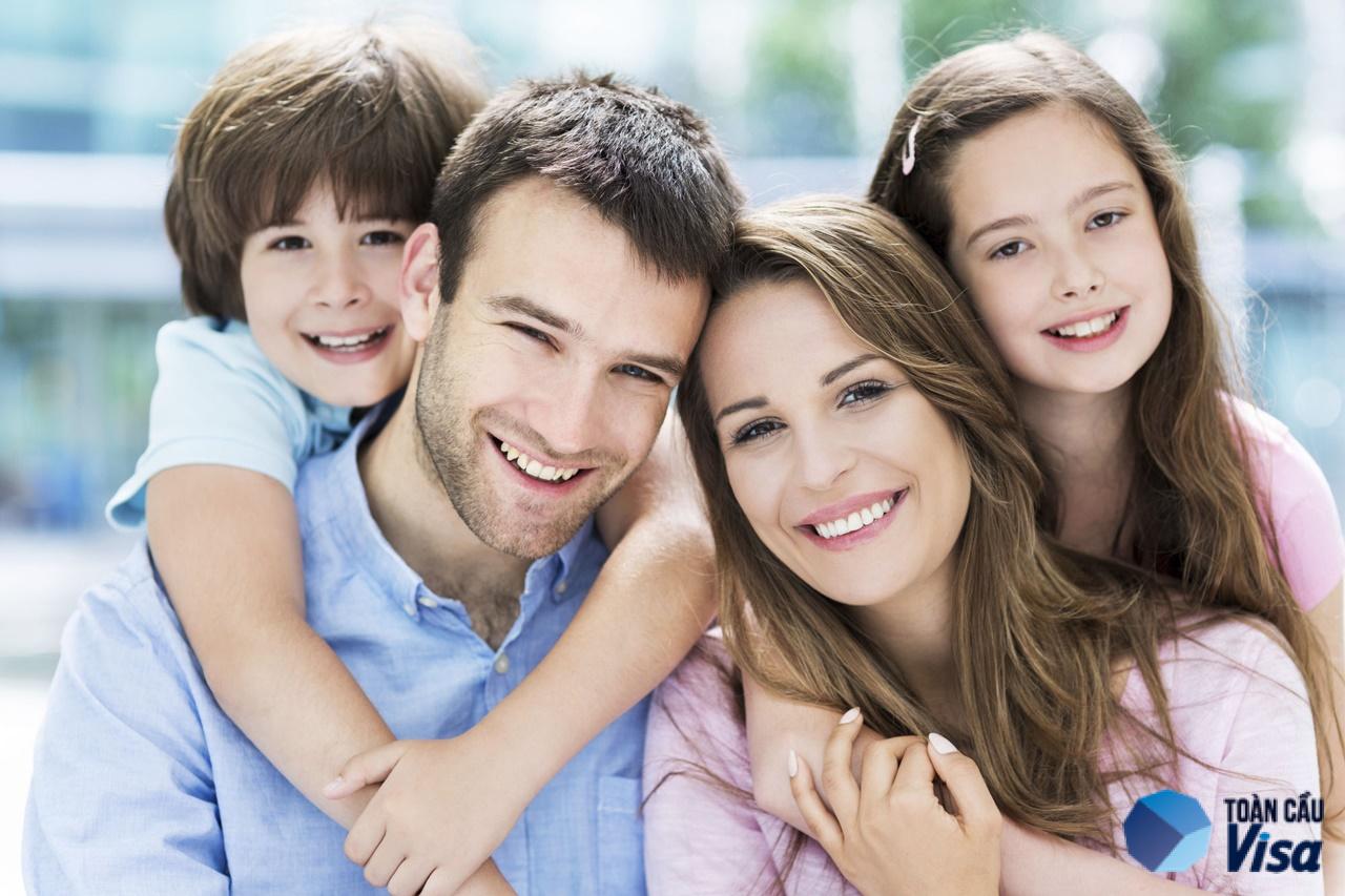 Được đoàn tụ với vợ và con là niềm hạnh phúc của nhiều người đàn ông