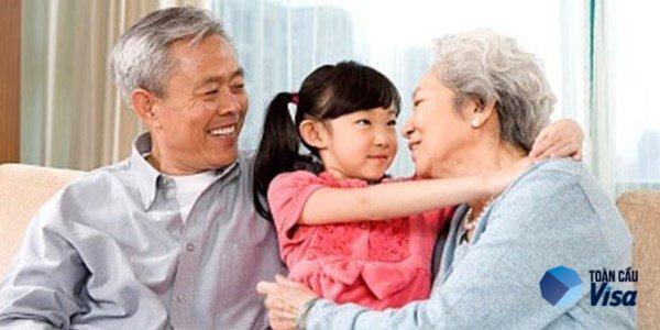 Chăm sóc con cháu là niềm vui của người lớn tuổi