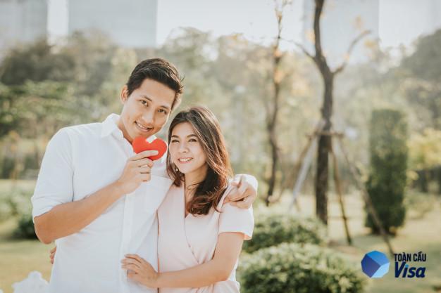 QUEN NHAU CHỚP NHOÁNG TRÊN MẠNG XÃ HỘI VÀ ĐÍNH HÔN NGAY SAU ĐÓ