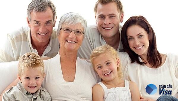 Cần đáp ứng điều kiện gì để có thể bảo lãnh cha mẹ sang Mỹ?