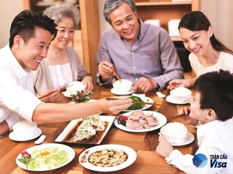 Bữa cơm ấm cúng trong gia đình Việt luôn được lưu giữ qua rất nhiều thế hệ