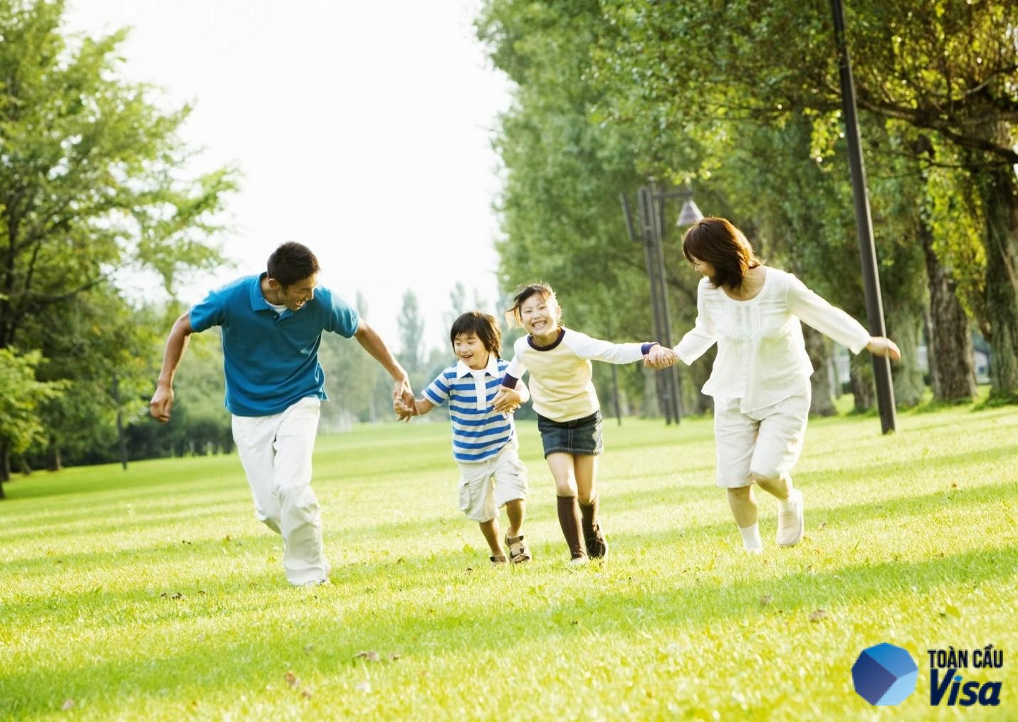 Người Việt tại Mỹ có thẻ xanh được tự do mua sắm